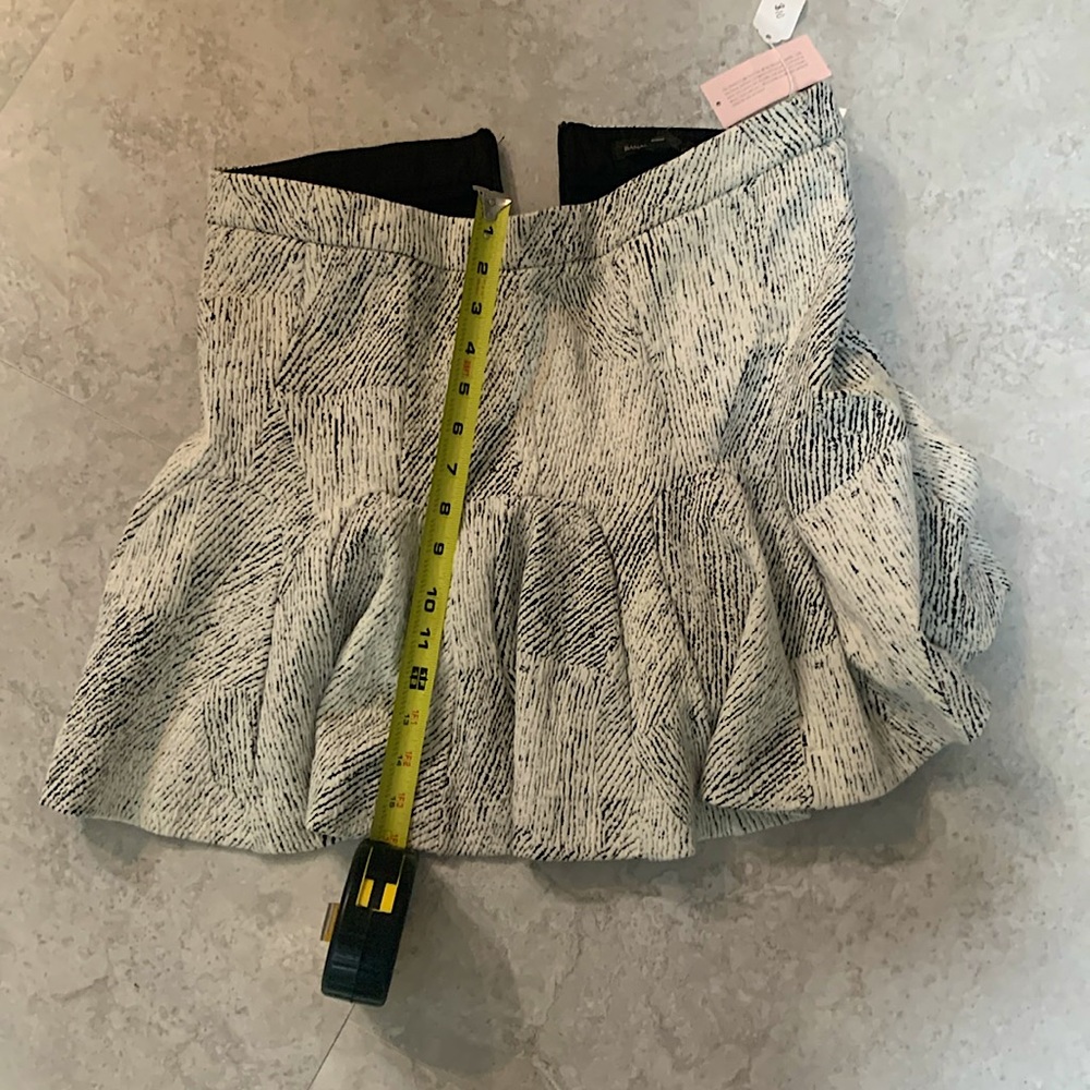 Adorable short Banana Republic new skirt. Cute with tights. Color goes with all!